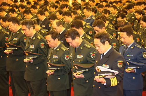 9时,中央军委办公厅全体同志在北京八一大楼肃