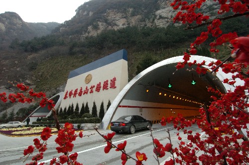 中国穿越秦岭建成世界最长双洞公路隧道
