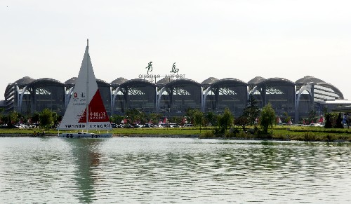 一艘帆船漂浮在青岛流亭国际机场广场前的