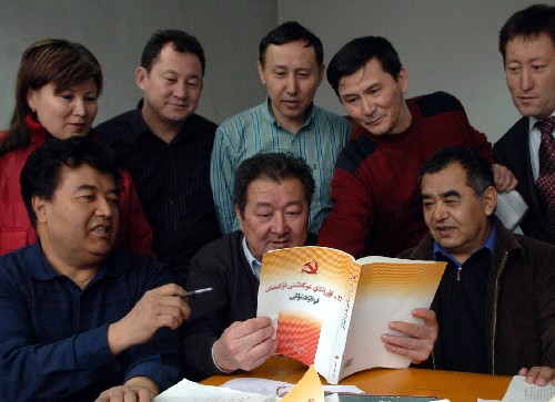 维吾尔文十七大文件学习辅导读本在乌鲁木齐上