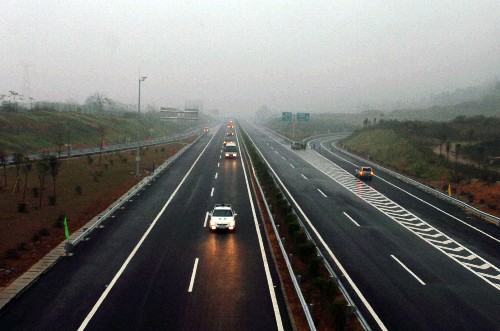 革命老区百色首条高速公路建成通车