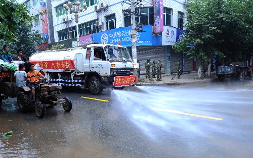 5月25日,洒水车在青川县街头清洗路面。 记者