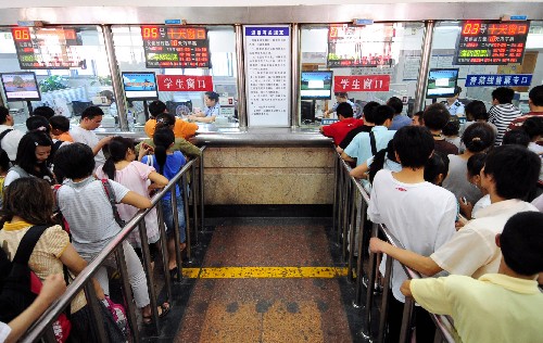 西安火车站增开学生窗口应对暑运