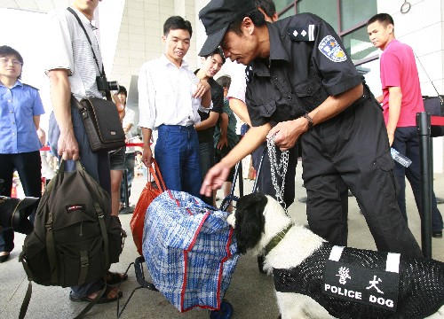 武汉增派铁路特警和警犬加强安保