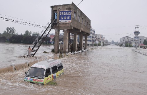 滁州暴雨成灾 部队官兵转移群众