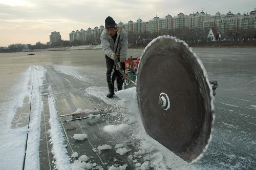牡丹江市冬季采冰开工迟