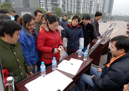 重庆:返乡农民工社区专场招聘会受欢迎