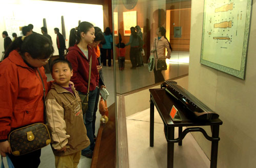 郑州举办中国古琴艺术展