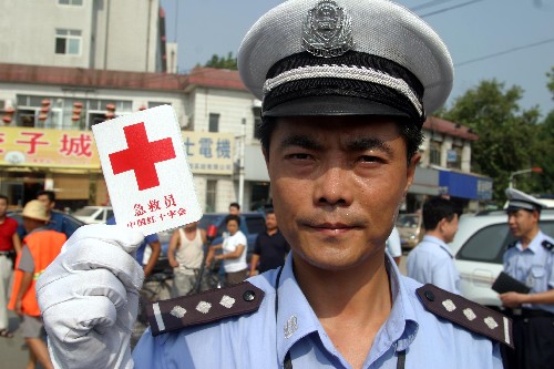 济南交警考取“中国红十字会急救员证”