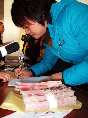 杭州百余农民工喜领被拖欠工资