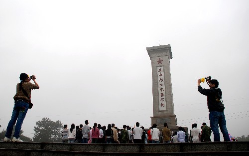 柳州大学生祭扫革命烈士陵园