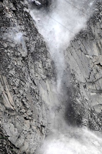 这是6月7日在理县毕棚沟口附近拍摄的山体崩
