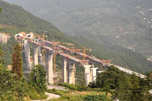 土家族自治县境内正在建设中的沪蓉西高速公路关口垭大桥(7月7日摄)