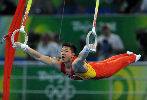 中国选手陈一冰获奥运会体操男子吊环比赛金牌