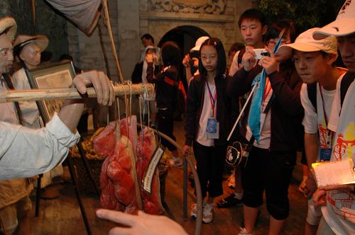 四川震区学生参观菲律宾华裔传统博物馆