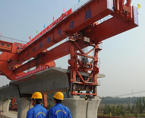 9日,架桥机在架设第一块重900吨的预制箱梁。