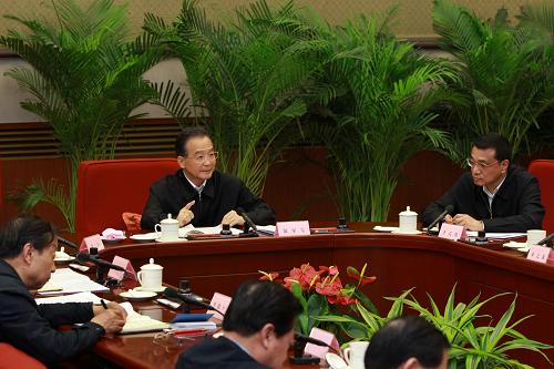 4月22日,中共中央政治局常委、国务院总理、国家能源委员会主任温家宝在北京主持召开国家能源委员会第一次全体会议,听取能源委办公室关于当前能源形势与工作任务的汇报。中共中央政治局常委、国务院副总理、国家能源委员会副主任李克强出席会议并讲话。新华社记者 庞兴雷 摄