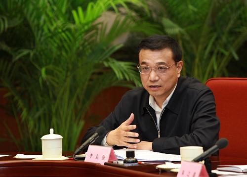 4月22日,中共中央政治局常委、国务院总理、国家能源委员会主任温家宝在北京主持召开国家能源委员会第一次全体会议,听取能源委办公室关于当前能源形势与工作任务的汇报。这是中共中央政治局常委、国务院副总理、国家能源委员会副主任李克强出席会议并讲话。新华社记者 庞兴雷 摄