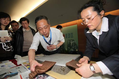 4月23日,国家图书馆的工作人员现场演示碑文传拓的制作技艺。 当日是世界读书日,北京国家图书馆举行中国非物质文化遗产技艺互动展演,现场展示了中国各个时代的雕版,还向读者演示了雕版印刷、甲骨和石碑传拓、古籍修复和装订等技艺,吸引了众多读者参与。新华社发(陈晓根 摄)