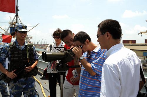 5月3日,中国海军第五批护航编队“广州”舰停靠在吉布提港后,中国驻吉布提大使馆工作人员及中资机构代表登舰参观。当日,中国海军第五批护航编队“广州”舰顺利靠泊非洲吉布提共和国吉布提港商业码头,开始为期5天的靠港补给休整。这是中国海军第五批护航编队首次停靠吉布提港。新华社记者刘春晖摄