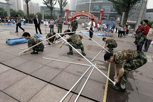 重庆举办社区干部搭建救灾帐篷比赛