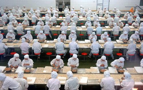     在河南三全食品有限公司生产车间,工人们在制作