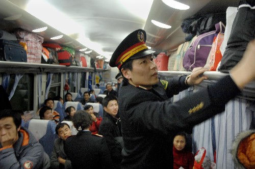 2月8日,上海开往井冈山的K271次列车长郭朝晖