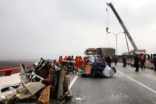 江西鄱阳湖大桥发生严重交通事故 至少10人死