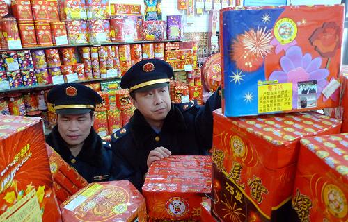 北京工商执法人员检查烟花爆竹销售网点