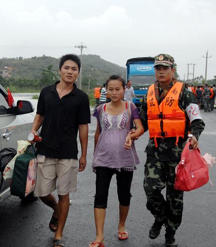 海南万宁:武警部队投入救援
