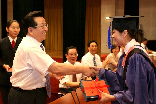 曾庆红为中央党校07年春季学期毕业生颁发毕业证