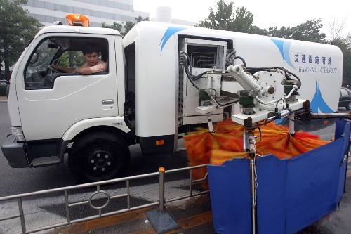 城市道路设施智能清洗车在天津投入使用