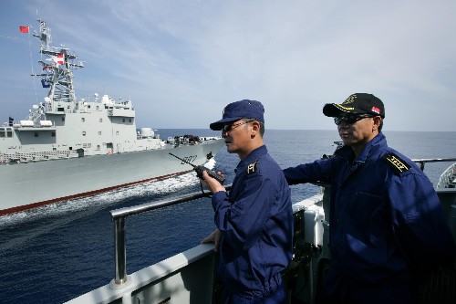 中国海军出访编队完成印度洋补给