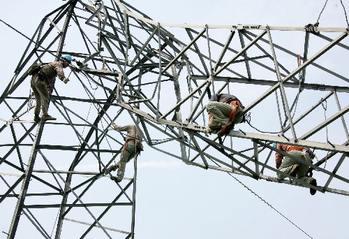 江苏泰州遭龙卷风袭击 4座高压铁塔被毁