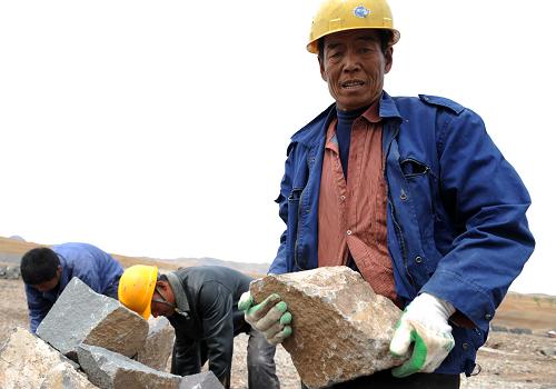 5月1日,一名建筑工人在内蒙古赤峰市松山区三座店水利枢纽建设工地上