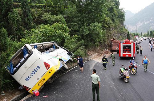 湖北宜昌发生车祸 1人死亡4人受伤