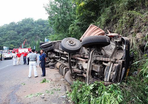 湖北宜昌发生车祸 1人死亡4人受伤