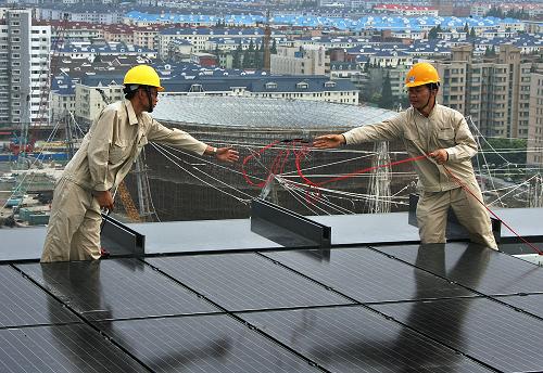 上海世博会中国馆顶层太阳能电池板安装进行中