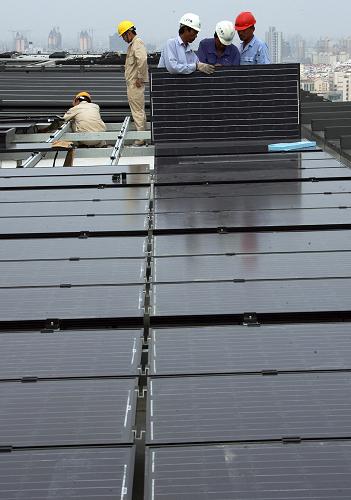 上海世博会中国馆顶层太阳能电池板安装进行中