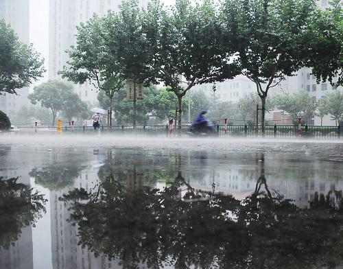 上海遭暴雨袭击 发布暴雨红色预警信号