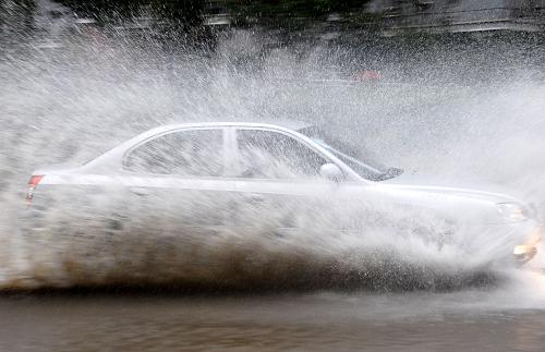 上海遭暴雨袭击 发布暴雨红色预警信号