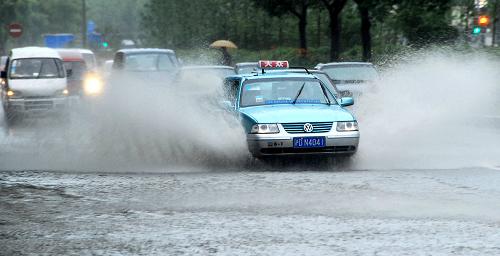 上海遭暴雨袭击+发布暴雨红色预警信号