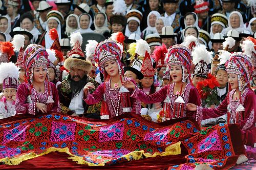 新疆柯尔克孜族群众喜过诺肉孜节