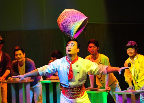 中国上海杂技团演员表演杂技
