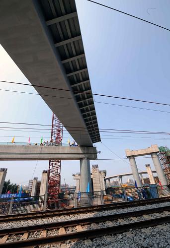 北京:蒲黄榆快速路跨丰双铁路架梁施工