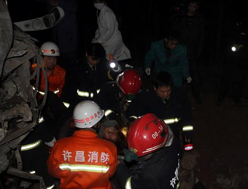 许平南高速公路特大交通事故16人死亡25人受