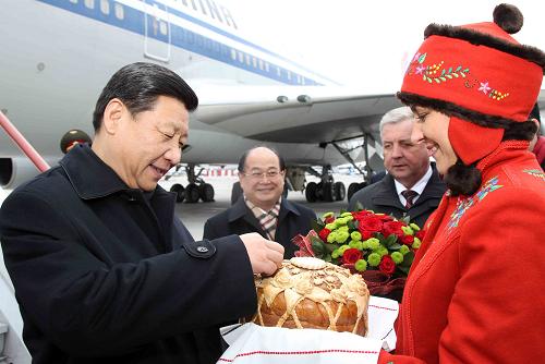 习近平副主席抵达明斯克开始访问白俄罗斯
