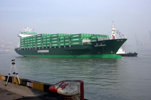 台湾出发首艘两岸海运直航船舶抵达天津港