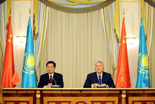 胡锦涛和哈萨克斯坦总统共同会见记者