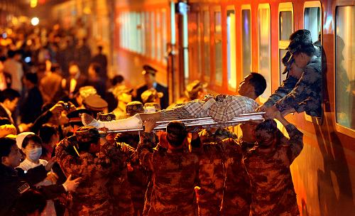 青藏铁路公司开行抢运抗震救灾伤员专列